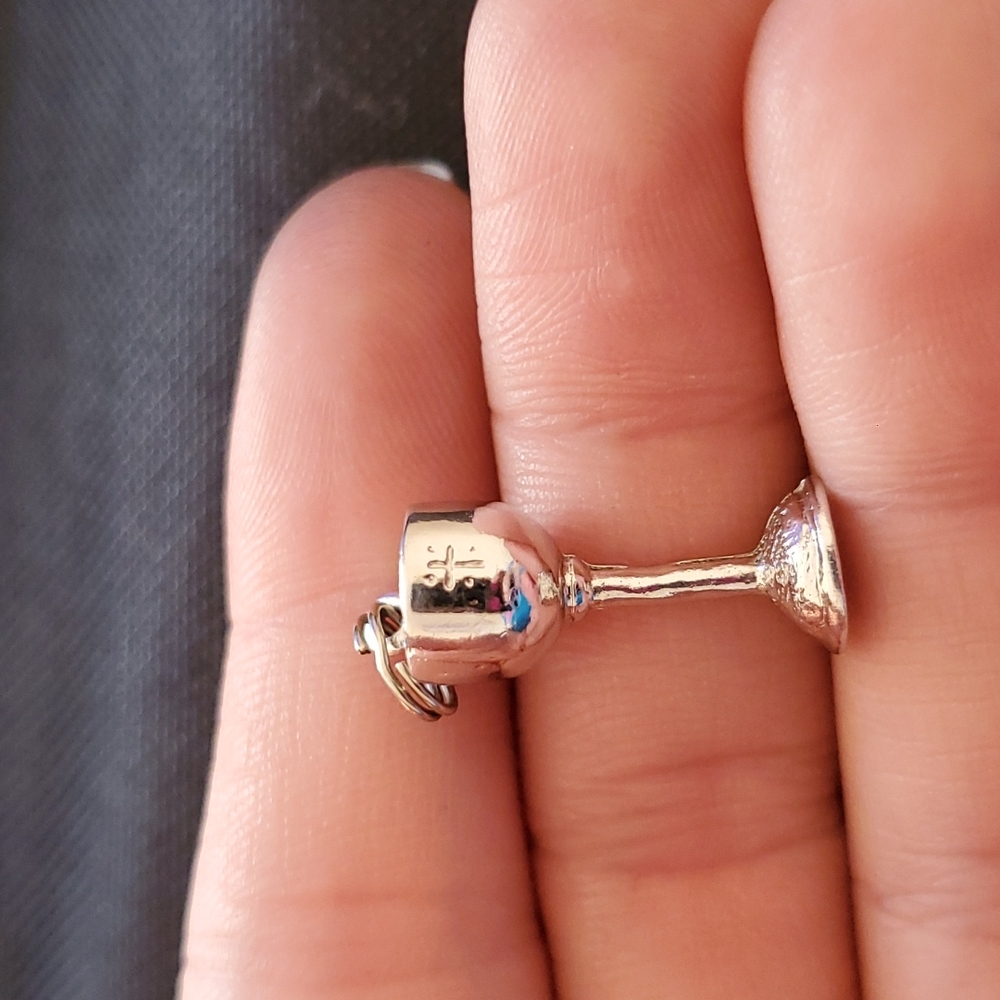 💚 Vintage chalice charm